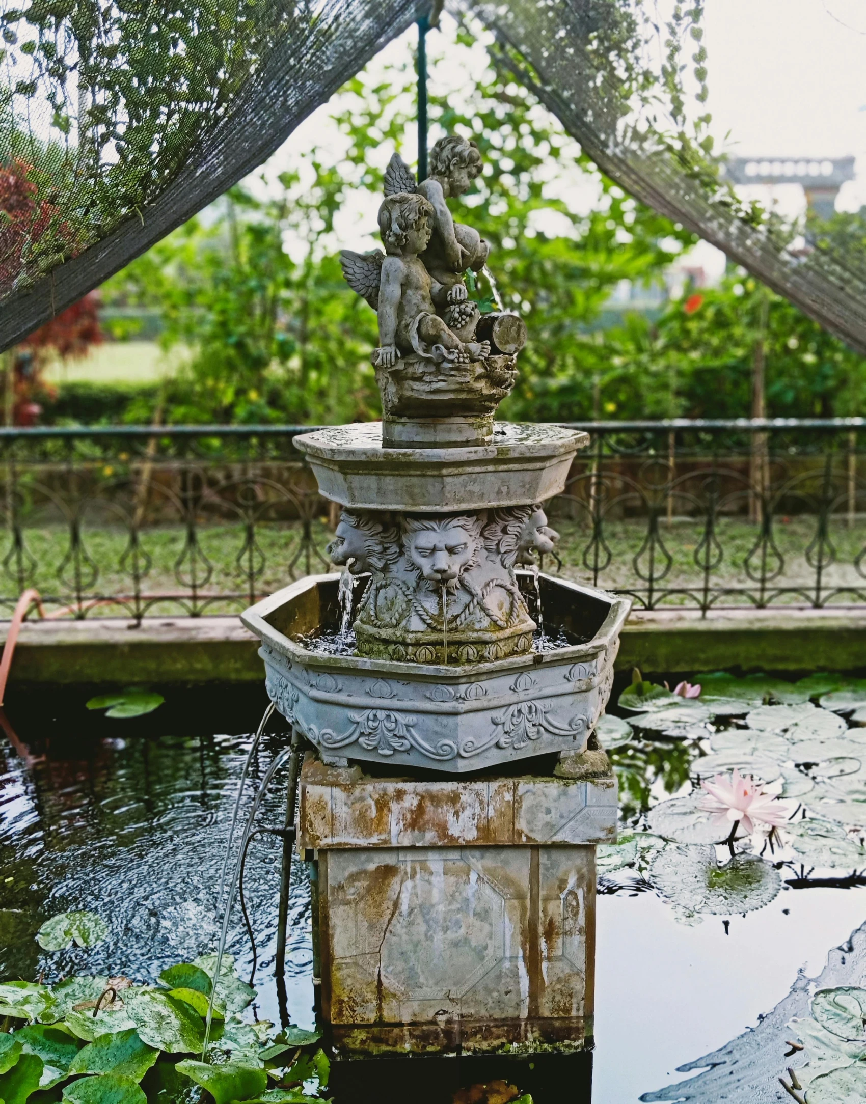 there is a statue that is sitting on the fountain