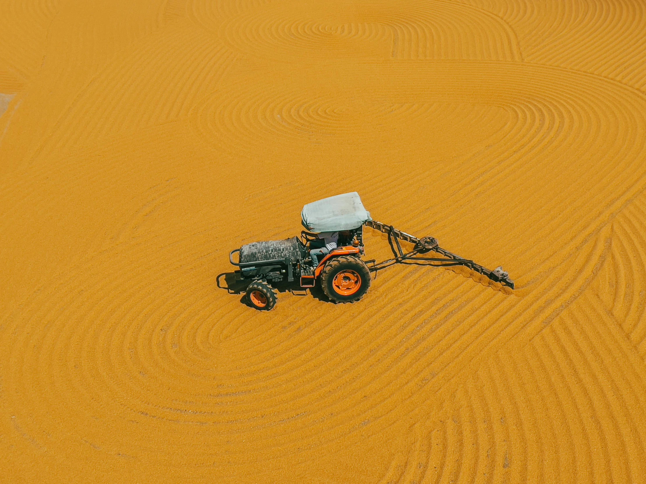 a machine is moving across the desert like sand