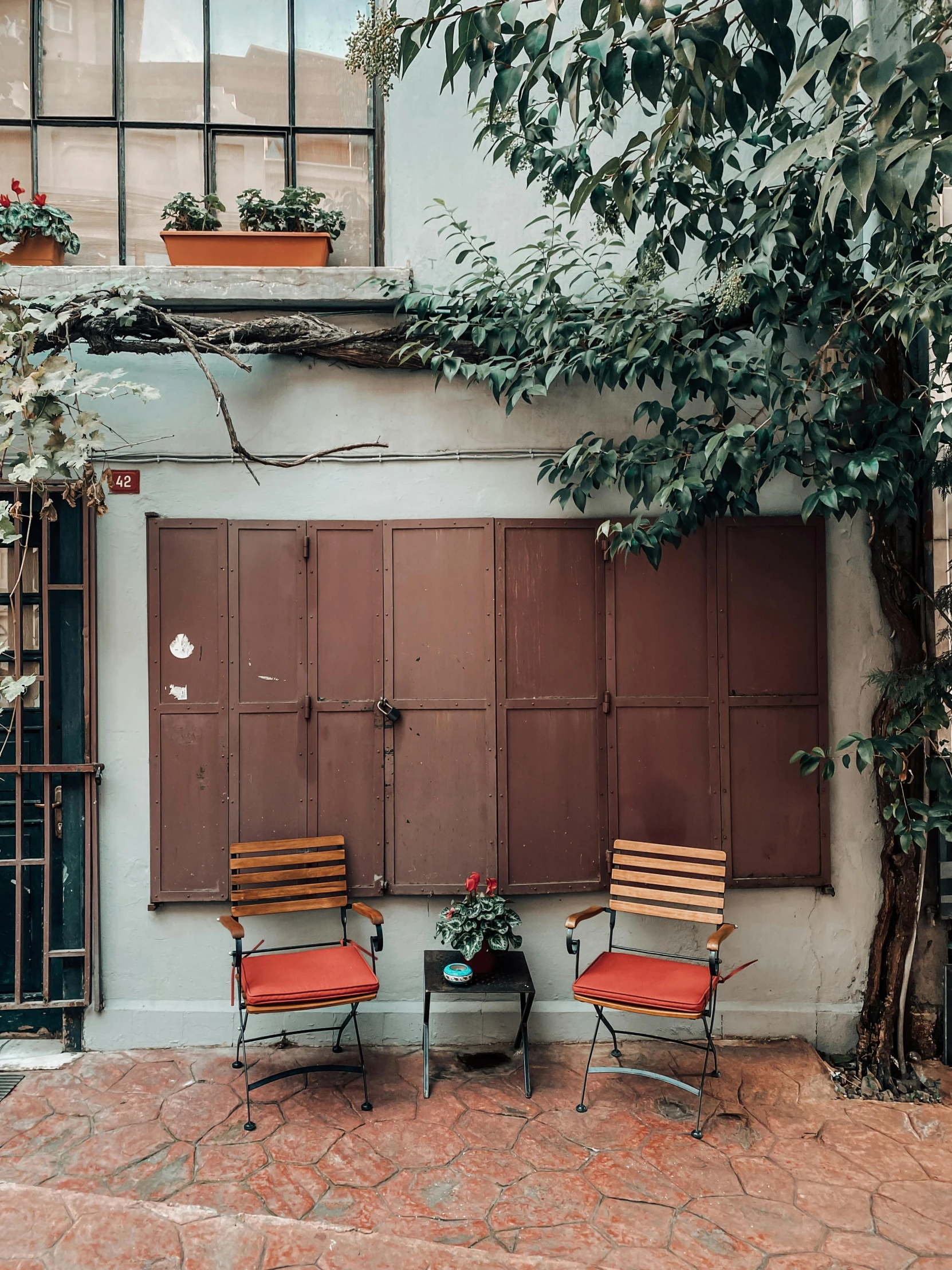 two chairs that are in front of a building