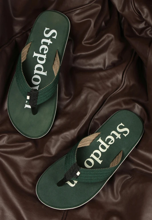 two sandals with the word steepwood on them