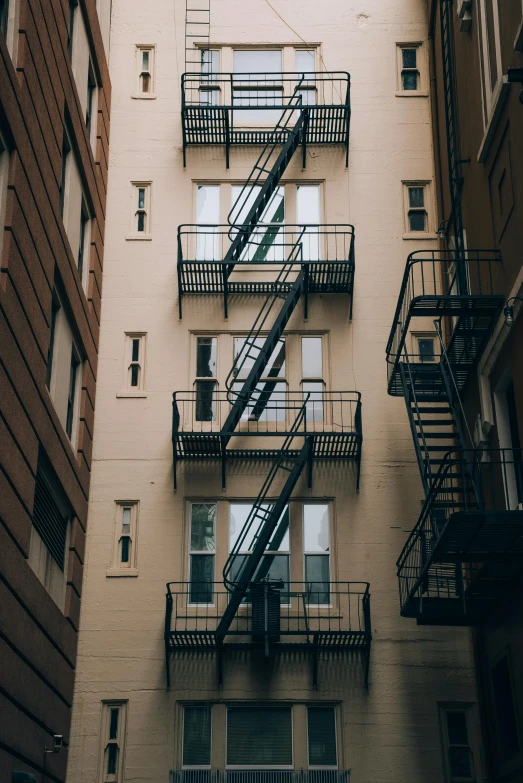 the bottom half of a building that has several balconies on each side