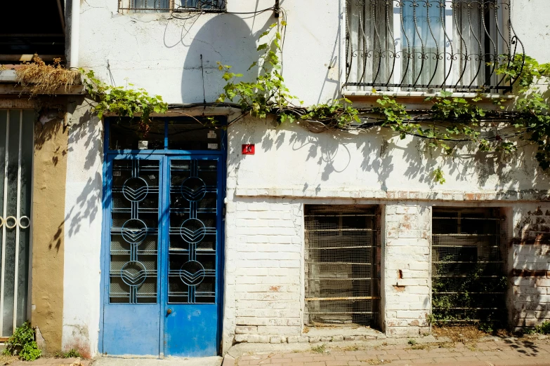 an old building with vines growing over the side