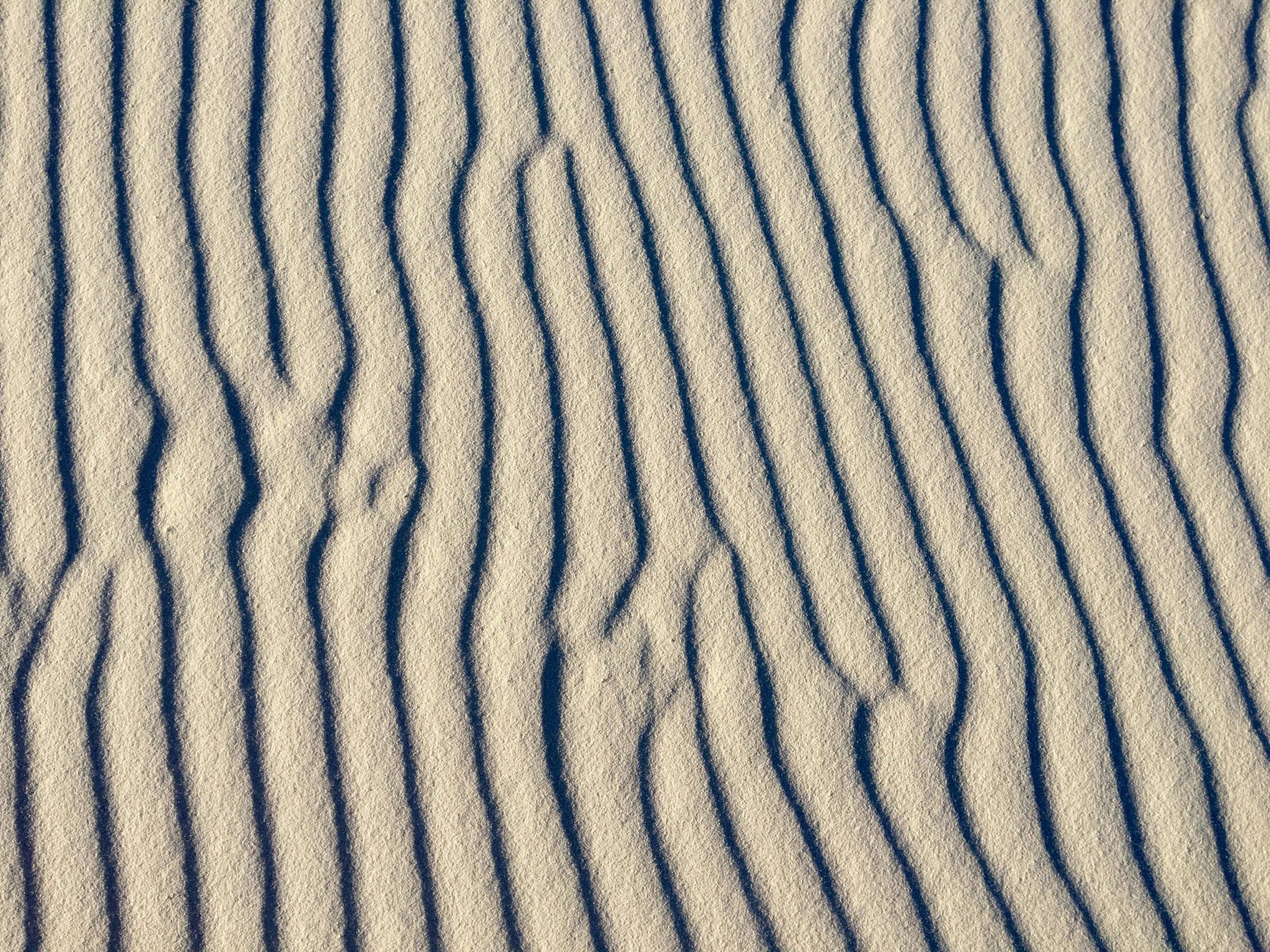 the lines in the sand are striped in shades of blue