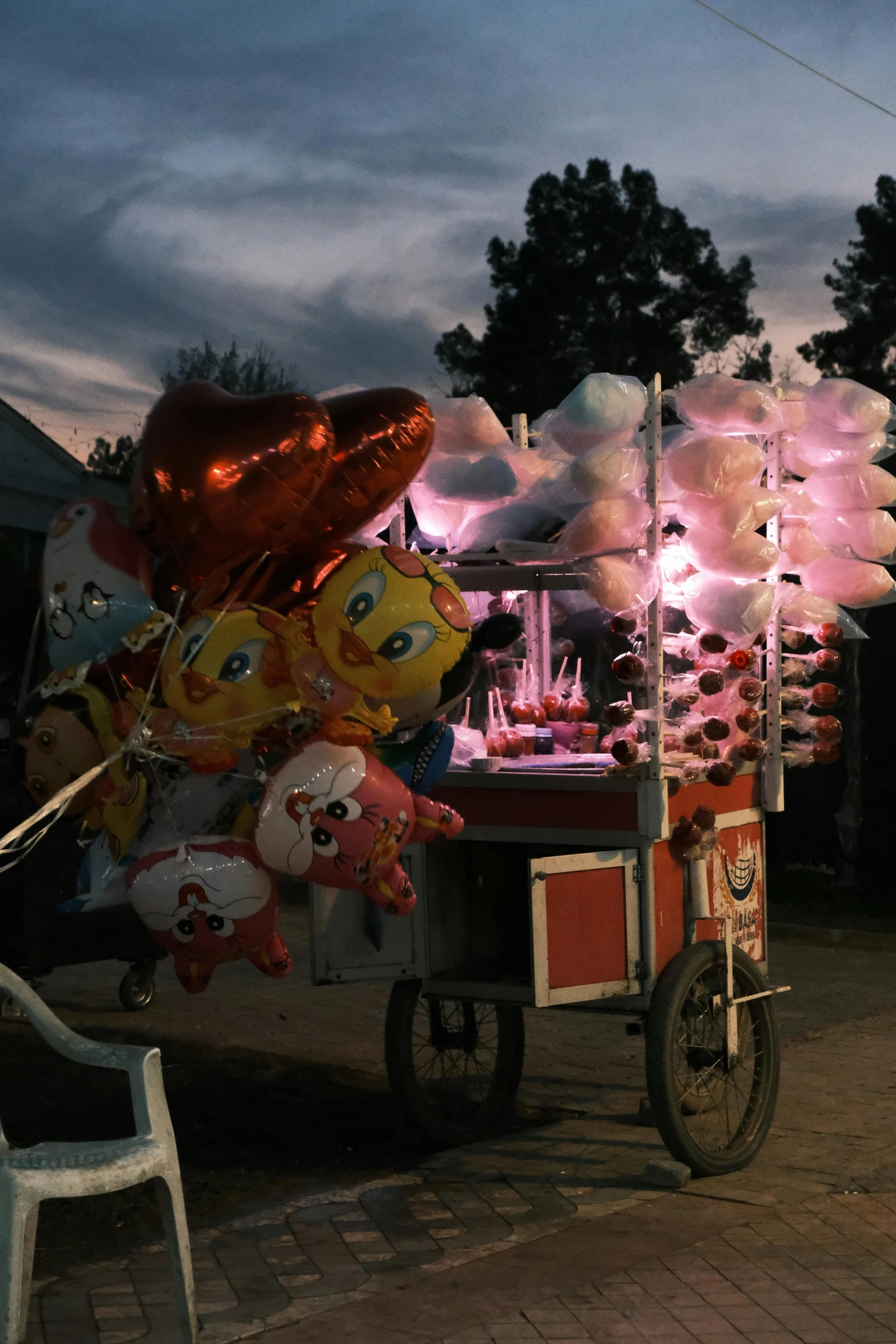 balloons are being served from an open cart