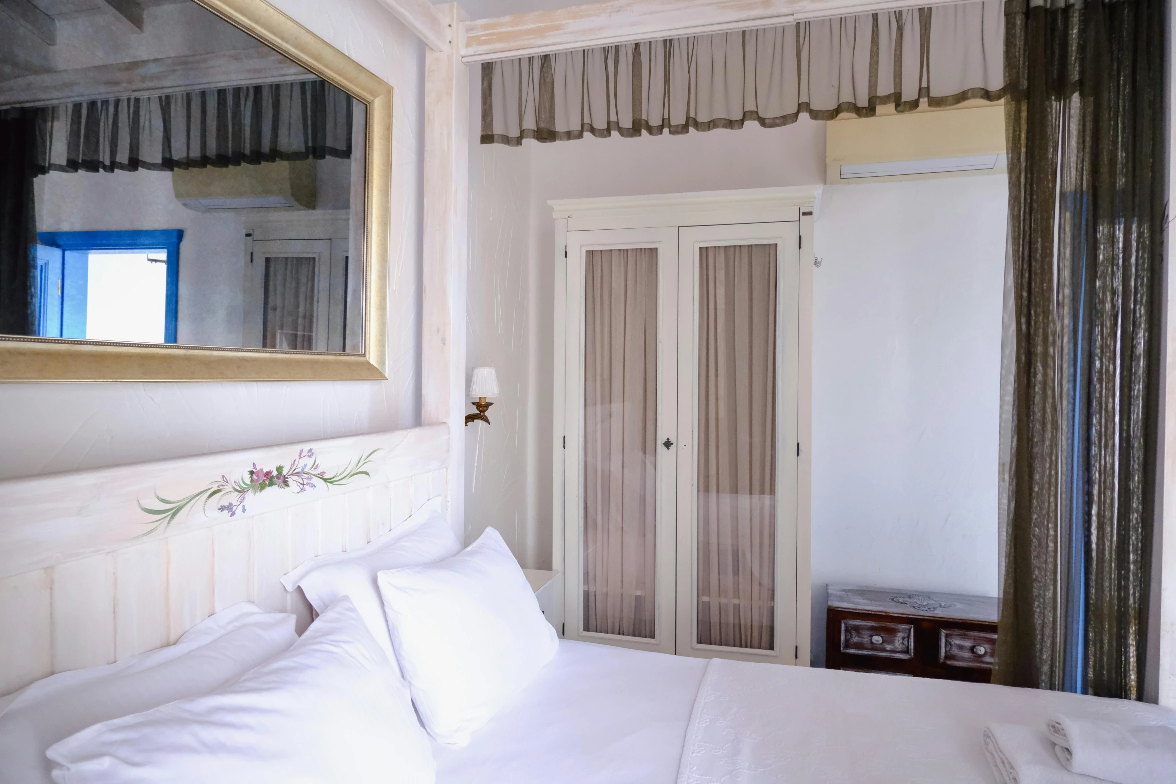 a very pretty bedroom with white linens