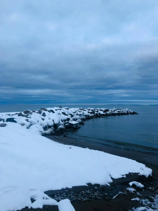 snow has piled up on the beach along with the shore