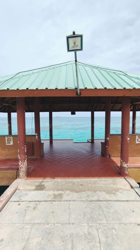 the gazebo is empty and empty at the beach