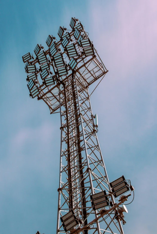 an image of a very tall tower that has light fixtures