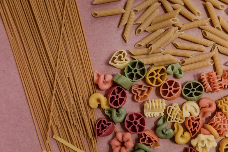 macaroni, pasta and vegetables are on the table