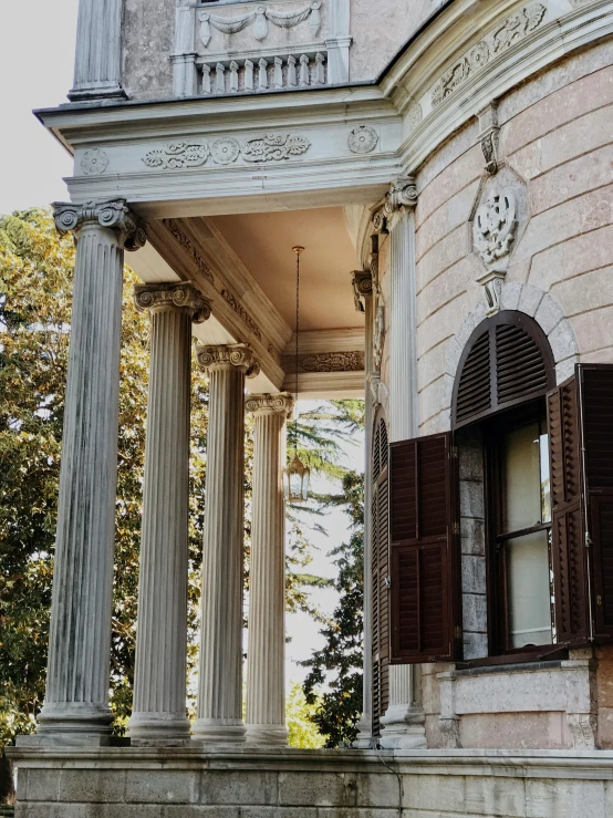 some buildings that have columns and windows near each other