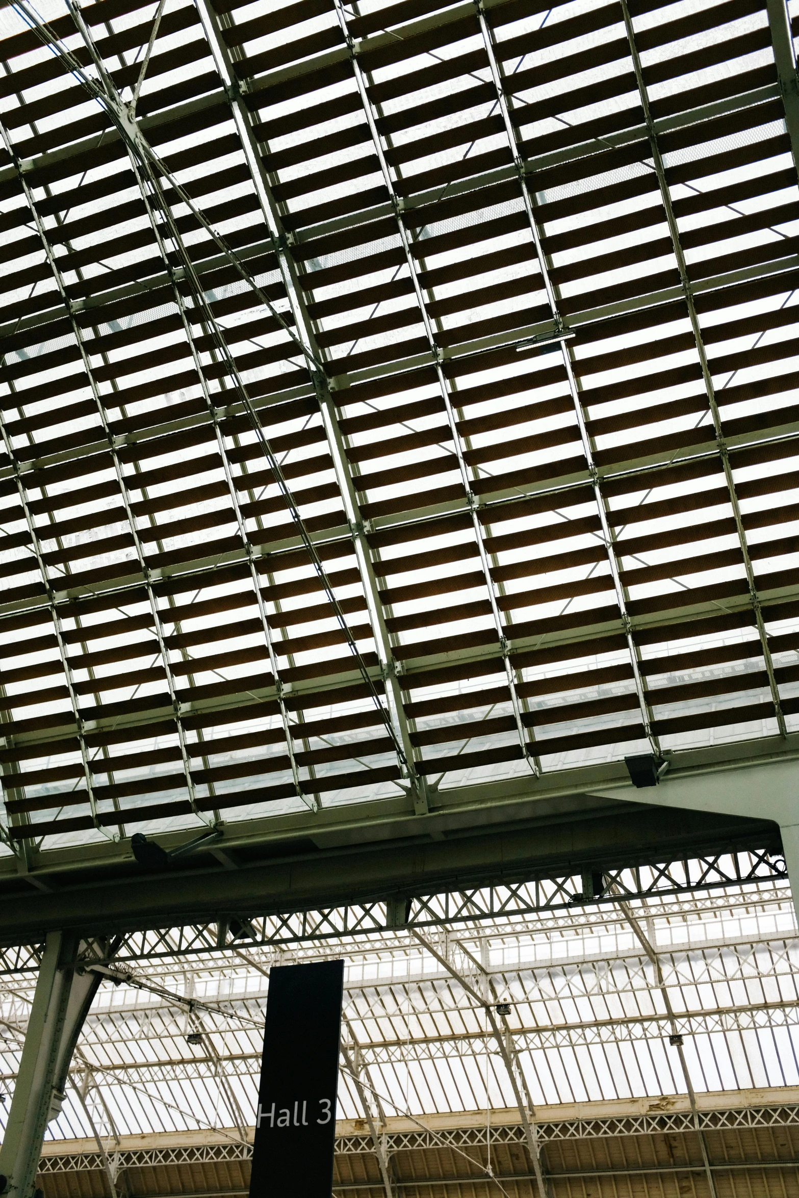 a ceiling with lattices is empty and is in a building