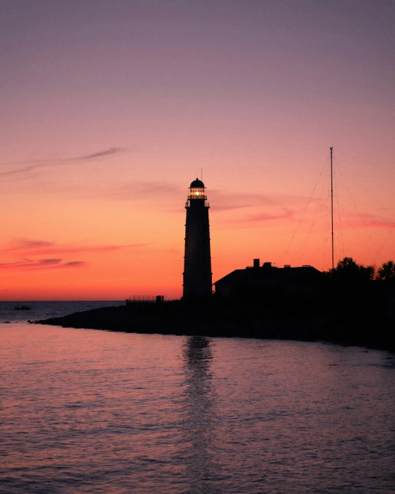 there is a very tall light tower at the beach