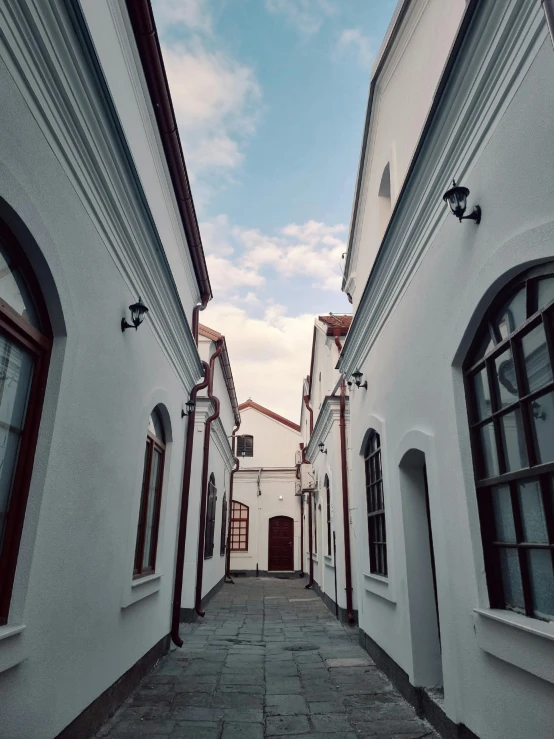 some very pretty narrow houses in a big city