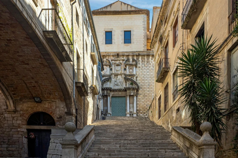 the entrance to an old building between two walkways