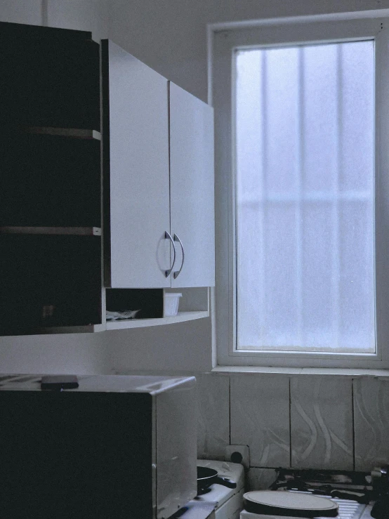 an empty kitchen is shown in the po