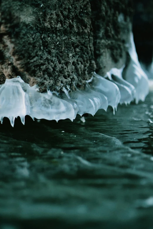 a close up view of a wave coming towards soing on the water