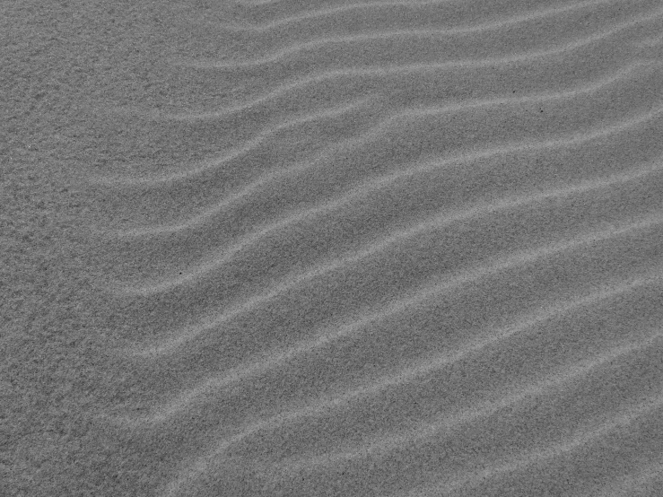 sand that is in the sand with some waves coming in