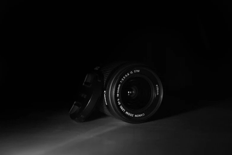 a black and white po of a camera with its flash ring in the dark