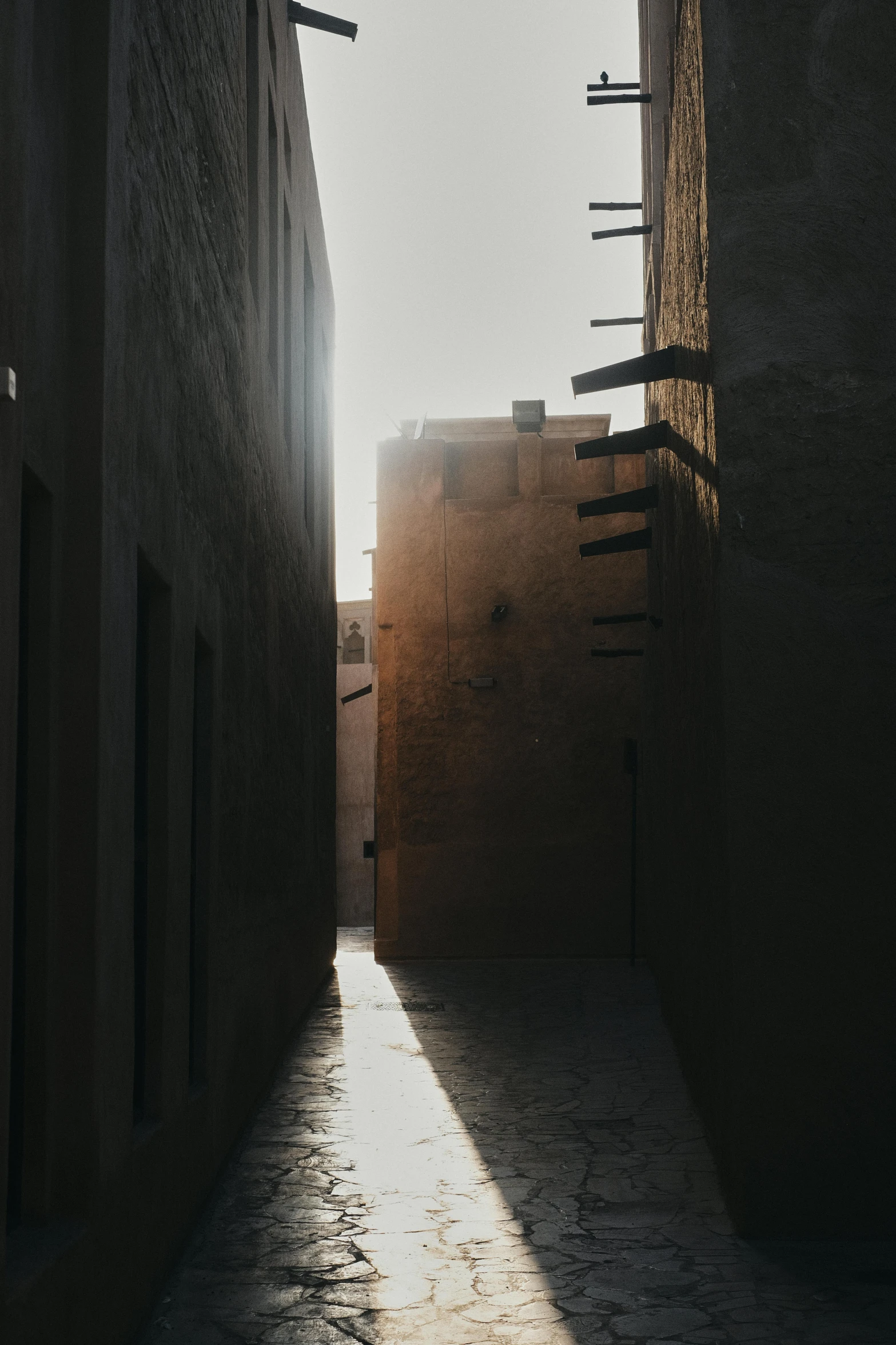 there are many windows and doors on this narrow alley way