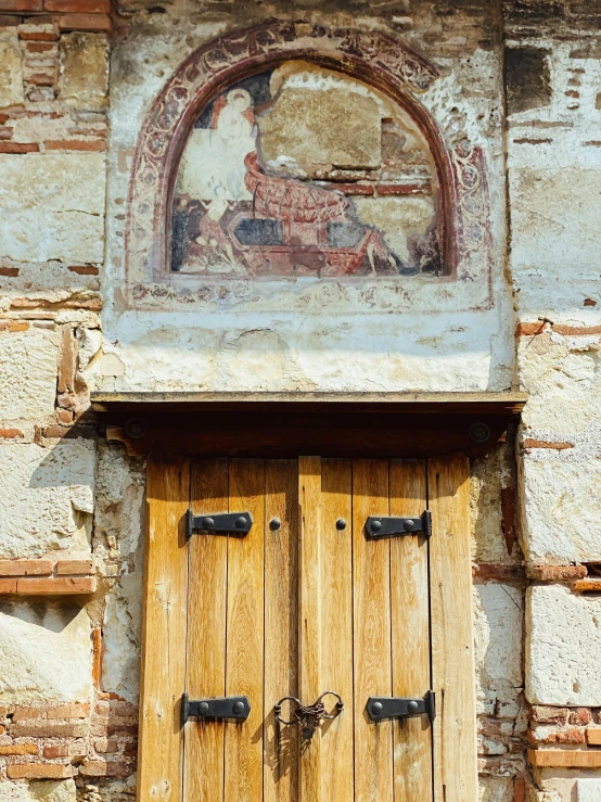 the door to the old building has no one on it