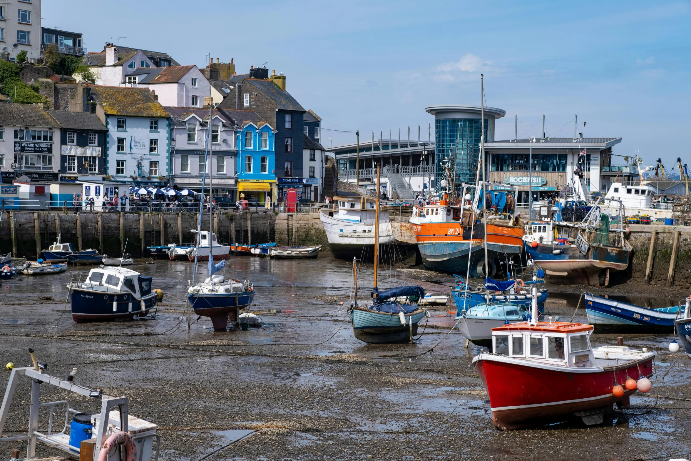 there are many small boats in the water near houses