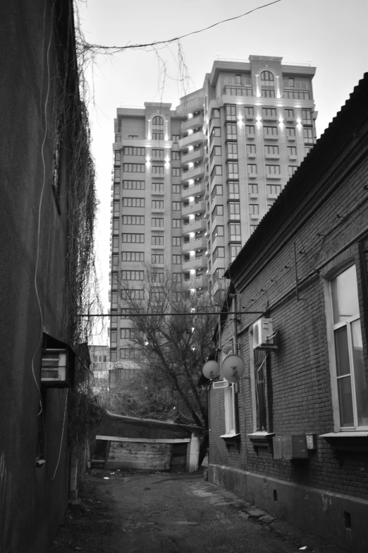 a very tall building sitting between two buildings