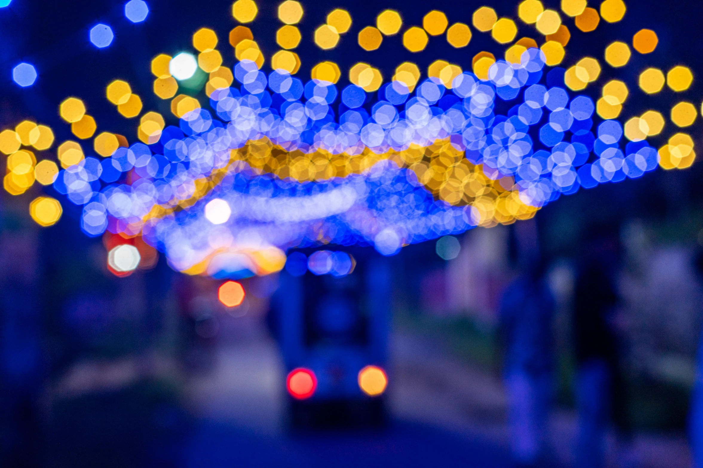 a blurry po of the lights on a street