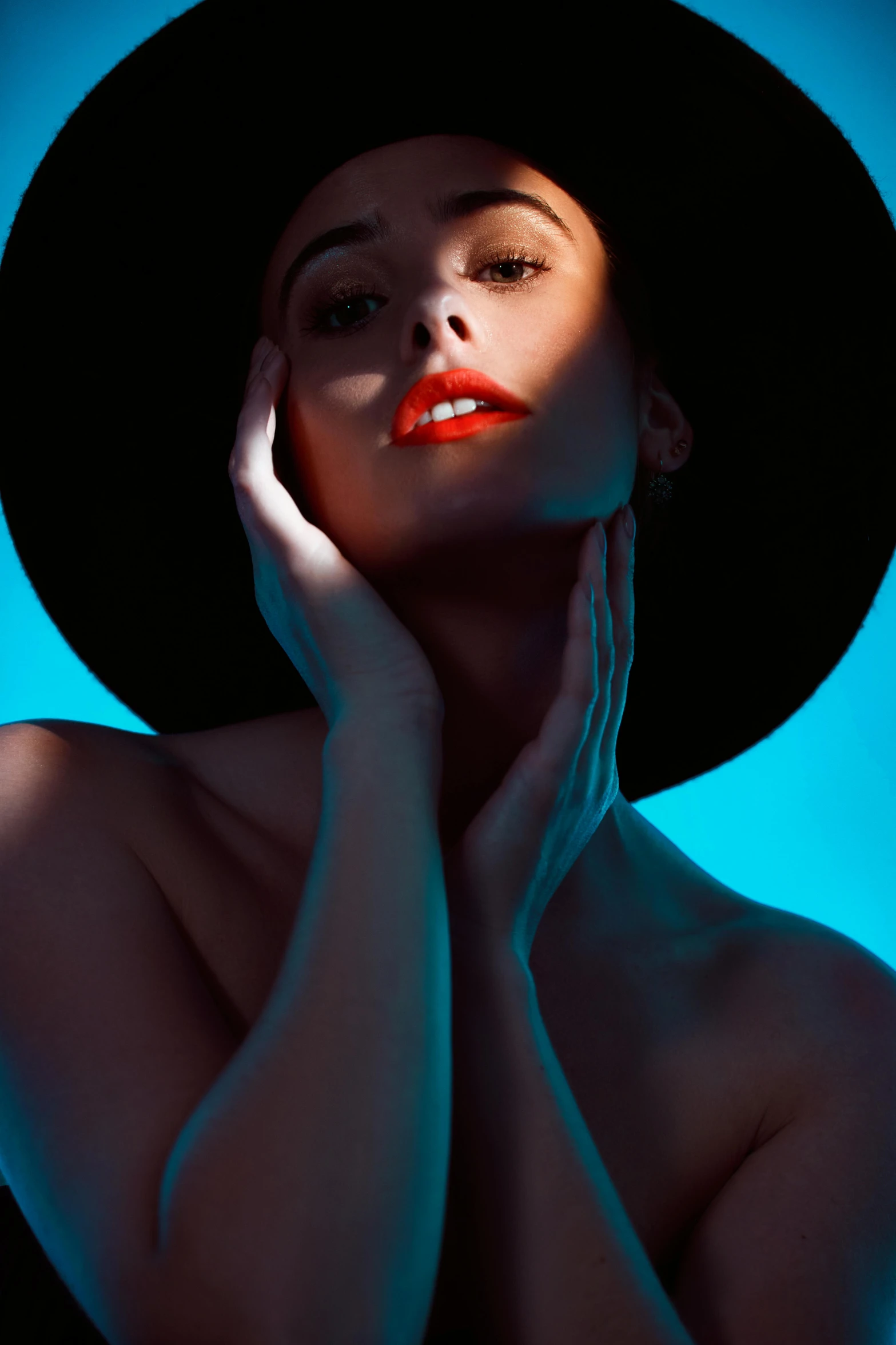 the model is wearing a large hat while posing for a po