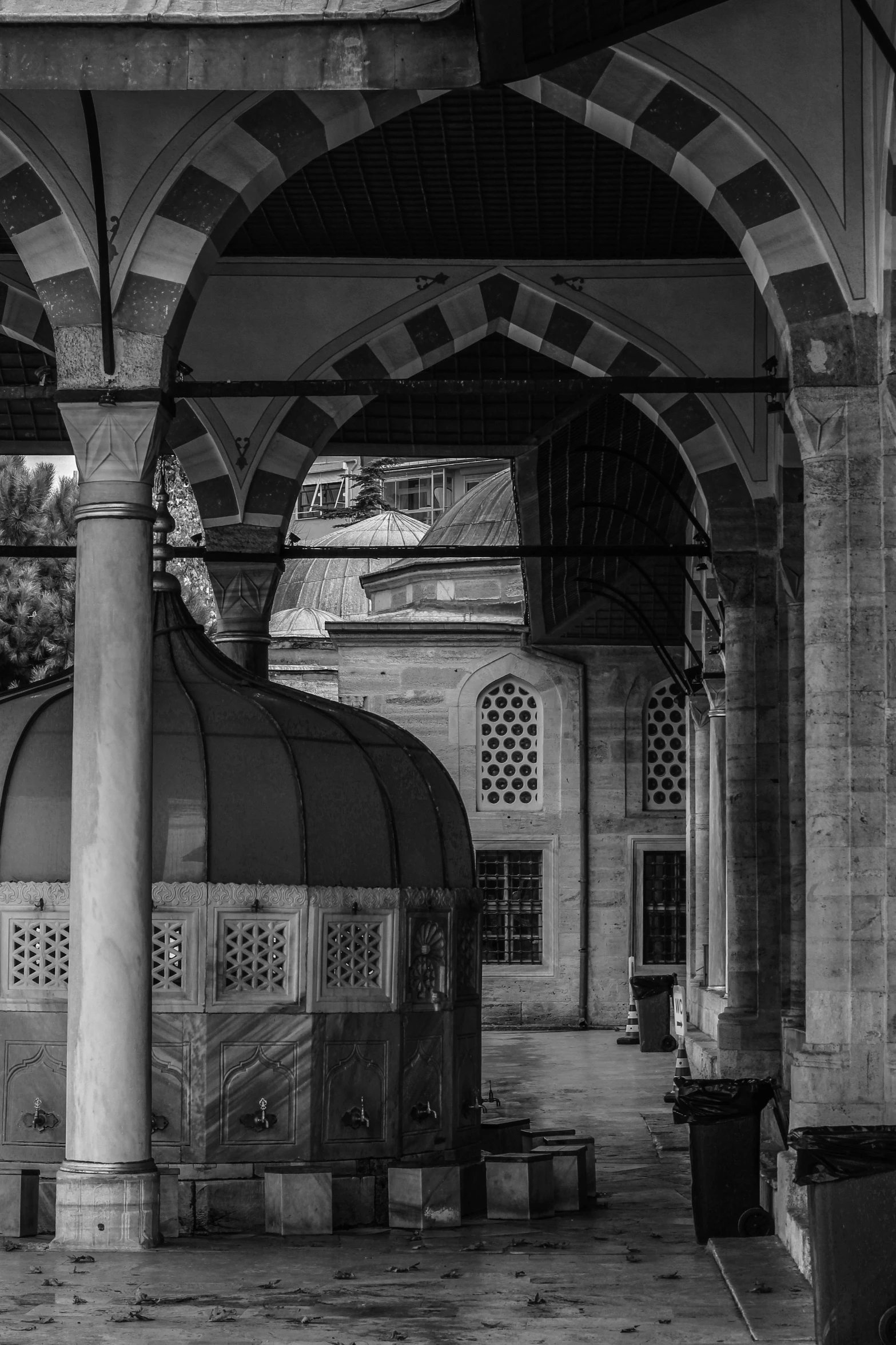 this po shows the architecture of a building in black and white