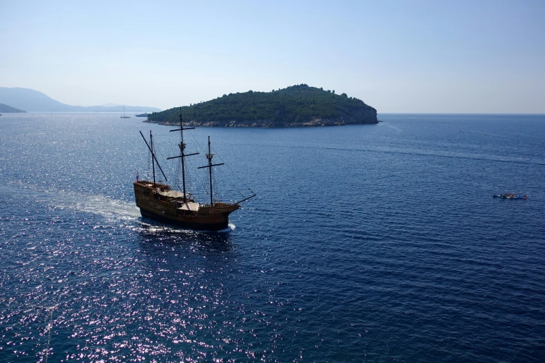 a boat is going through the ocean on a sunny day