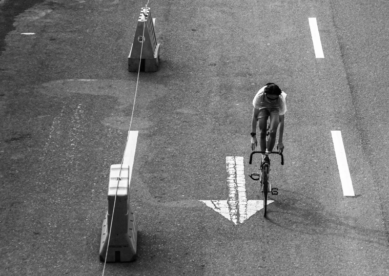 the cyclist crosses an arrow in the middle of the street