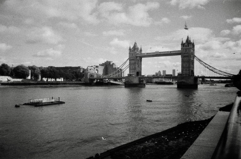 a black and white po of an old bridge that leads to the city of london