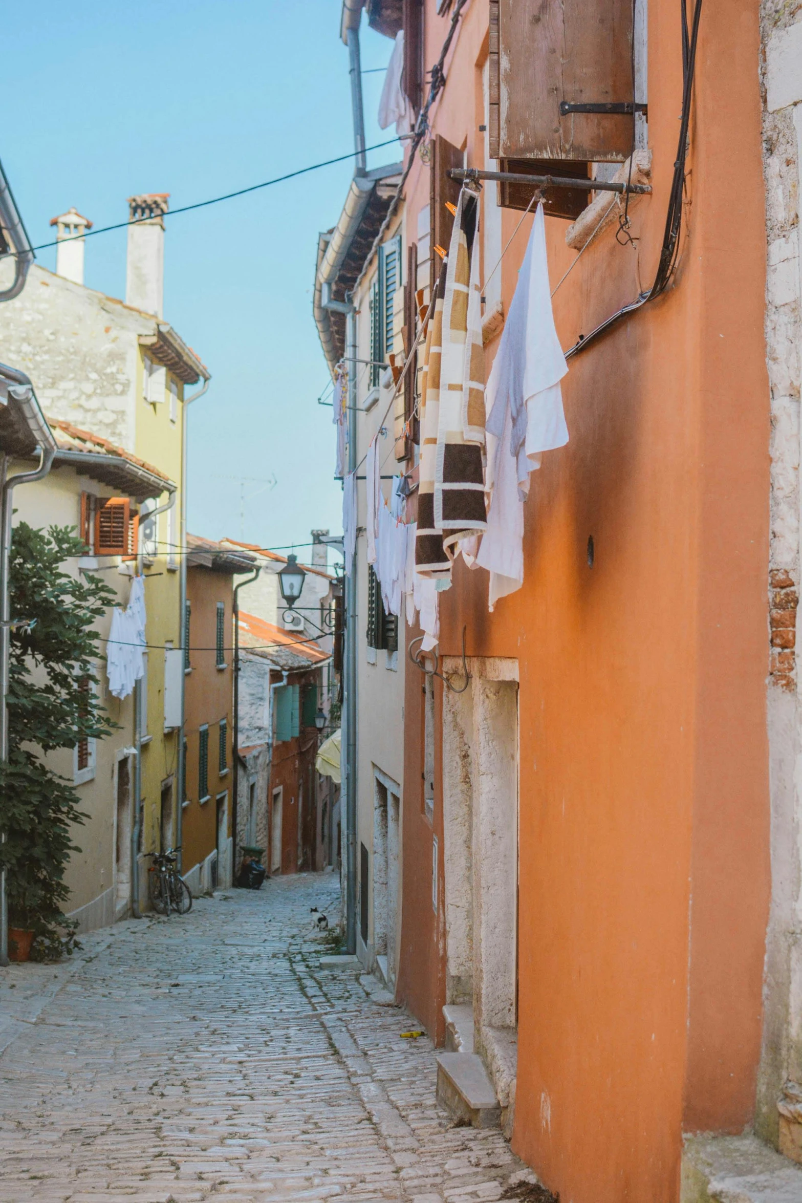 an empty alley with clothes hanging from the clothes line