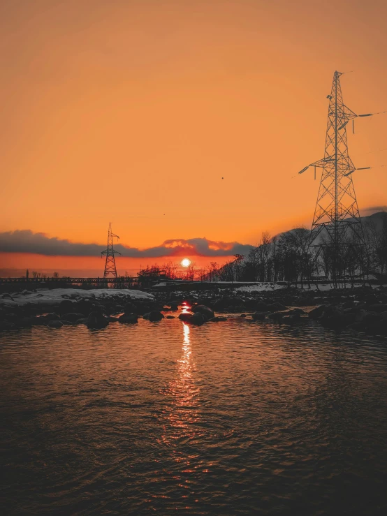 a beautiful sun reflecting on the water at the beach