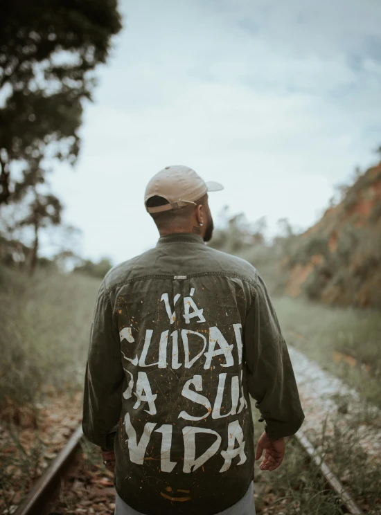 an old man with a sign on his jacket that says va sunday va si villa