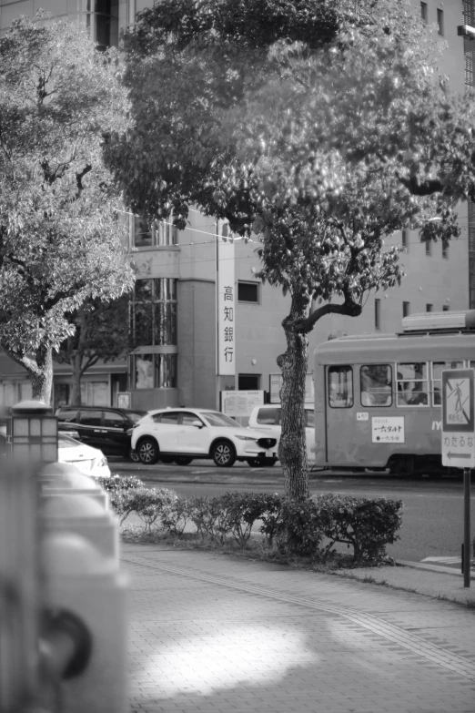 there are cars in the street near the sidewalk