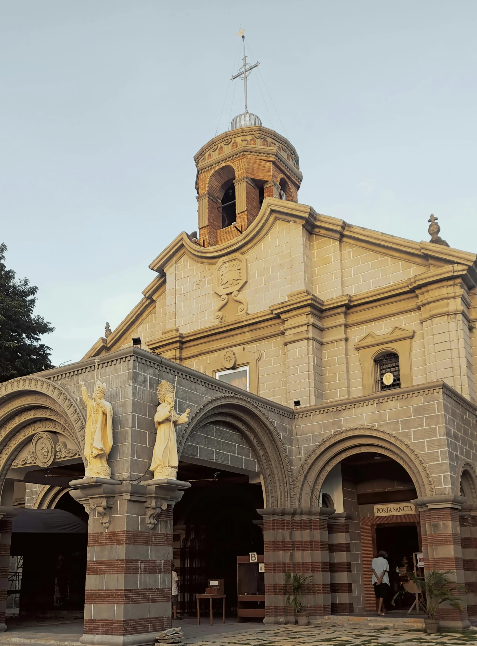 an old church with statues on the pillars