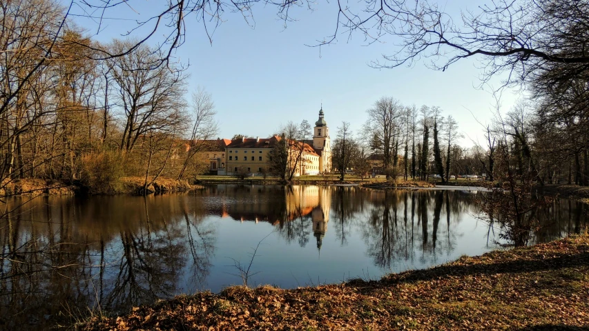 this is an image of a lake near a building