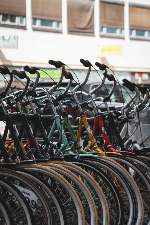 many bicycles that are lined up in different colors