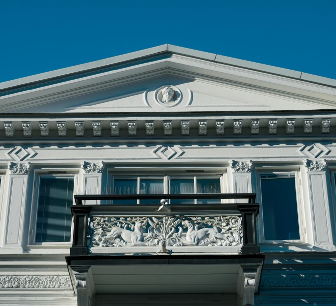 a very pretty building with some beautiful windows