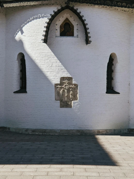 the window in a building is made of white bricks