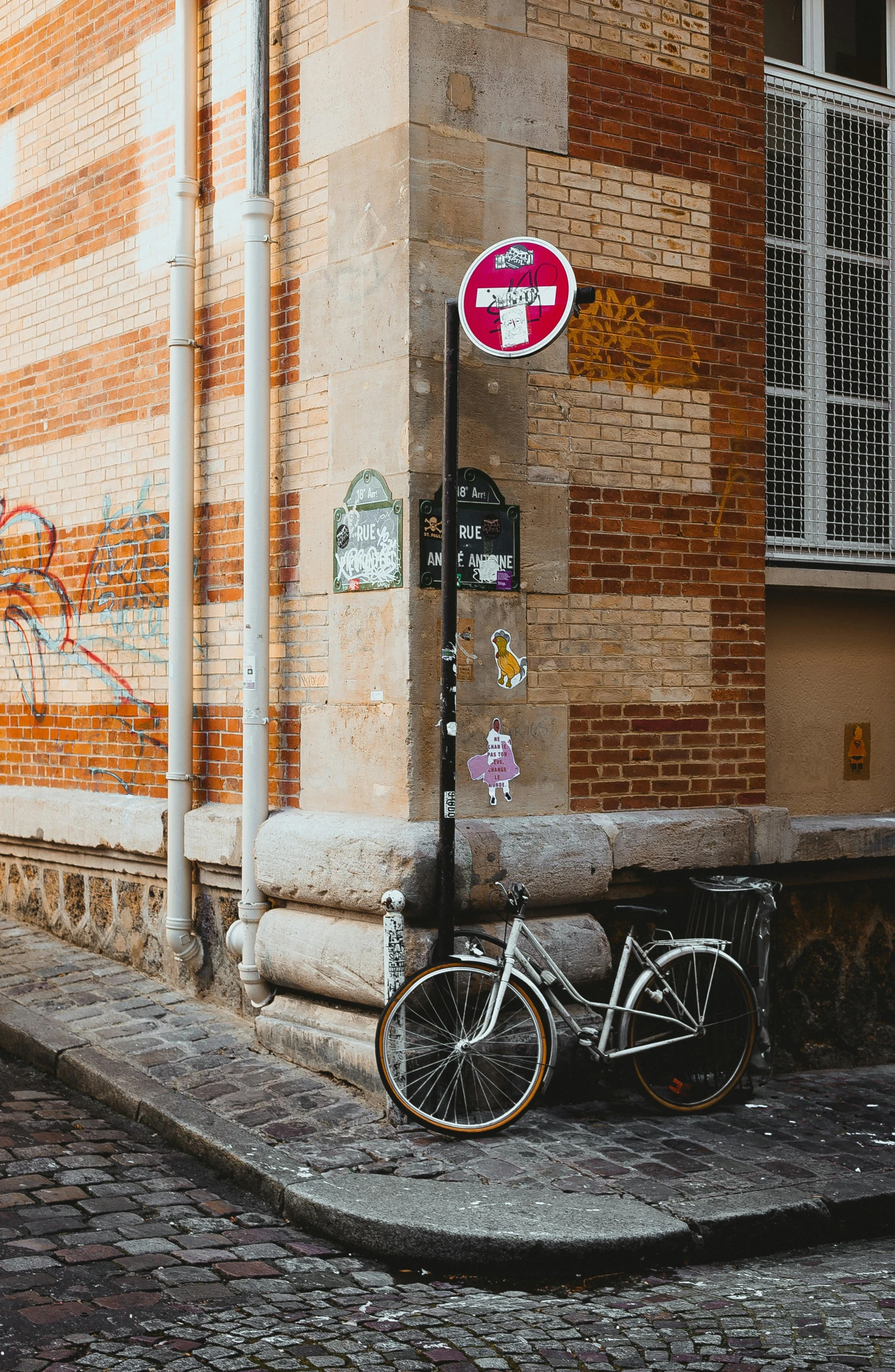 a bike is leaning against a brick building
