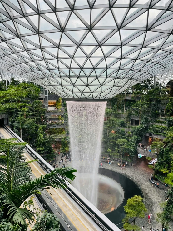 there are many fountains coming out of the fountain