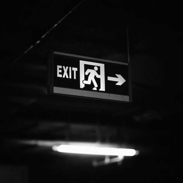 an exit sign showing that the right turn should be up