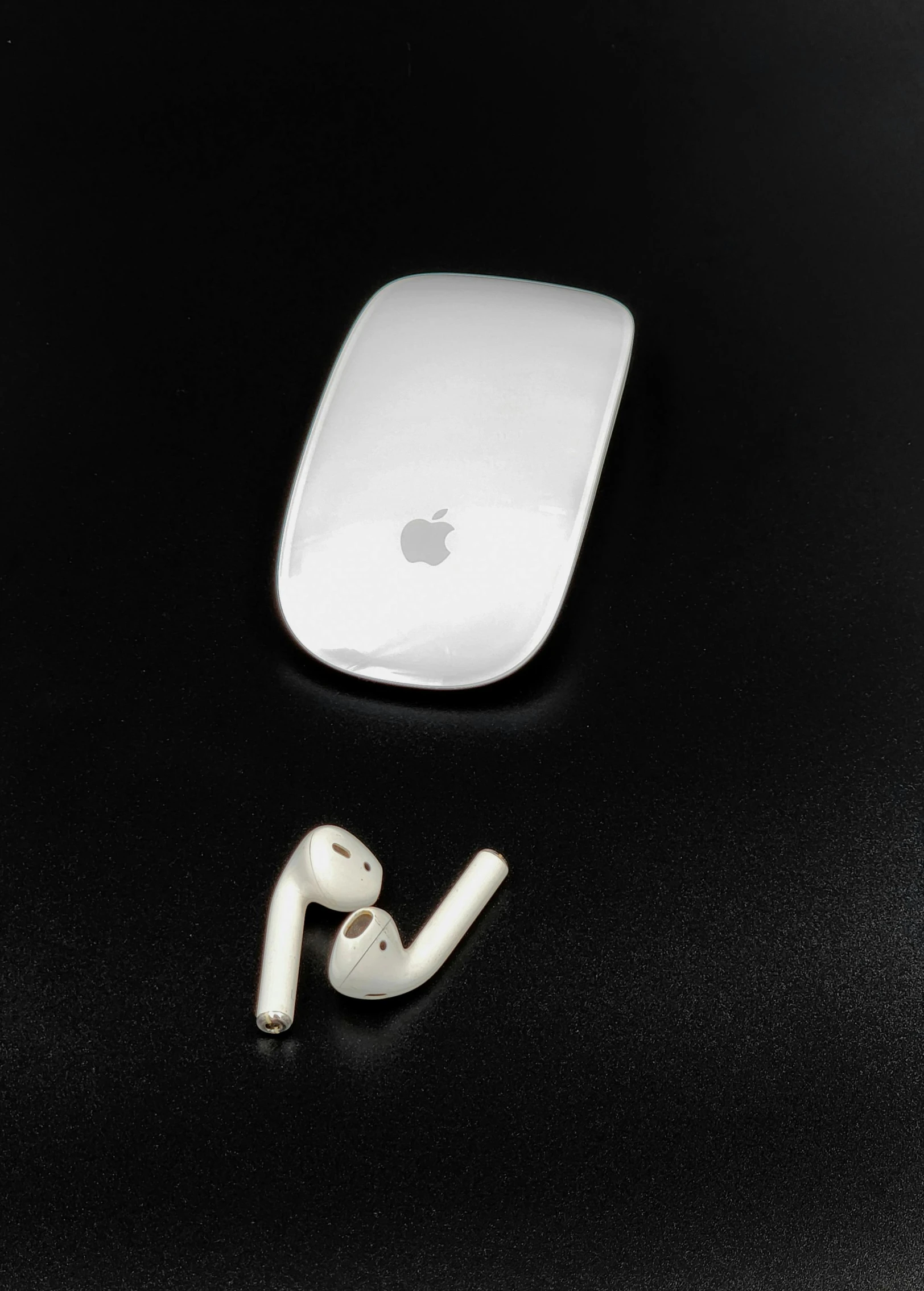 there is an earplug near the apple logo
