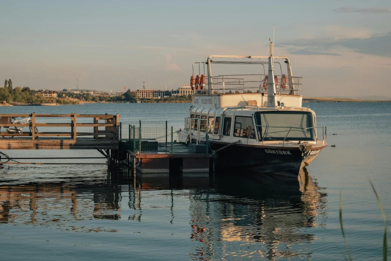 a boat sitting in the water tied to a dock