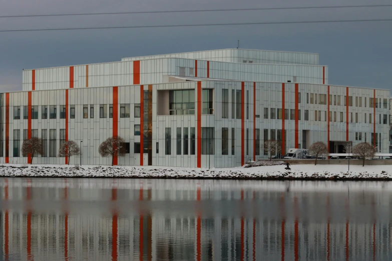 a building with multiple stories that overlook the lake