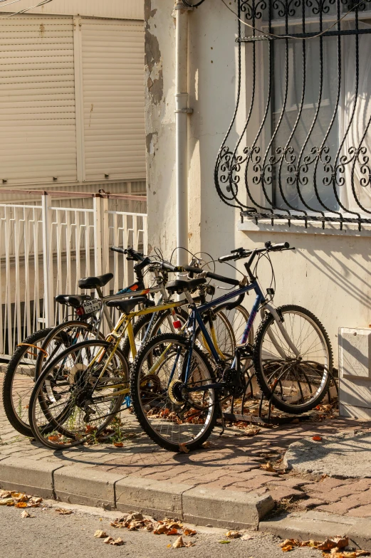 a group of bicycles sitting next to each other