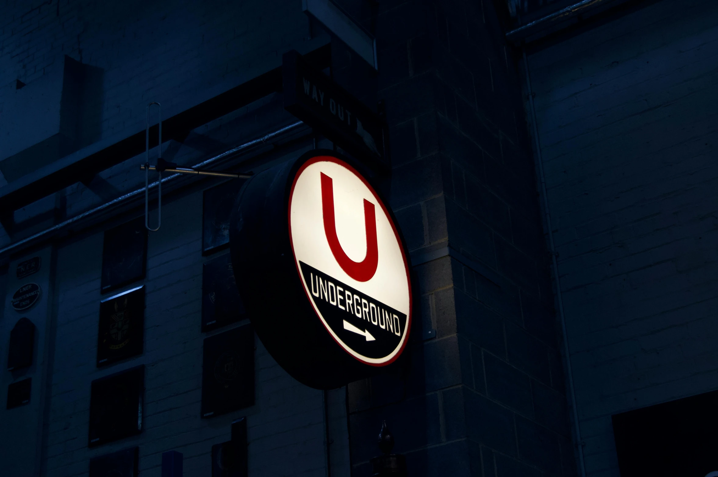 a u sign on the side of a building at night