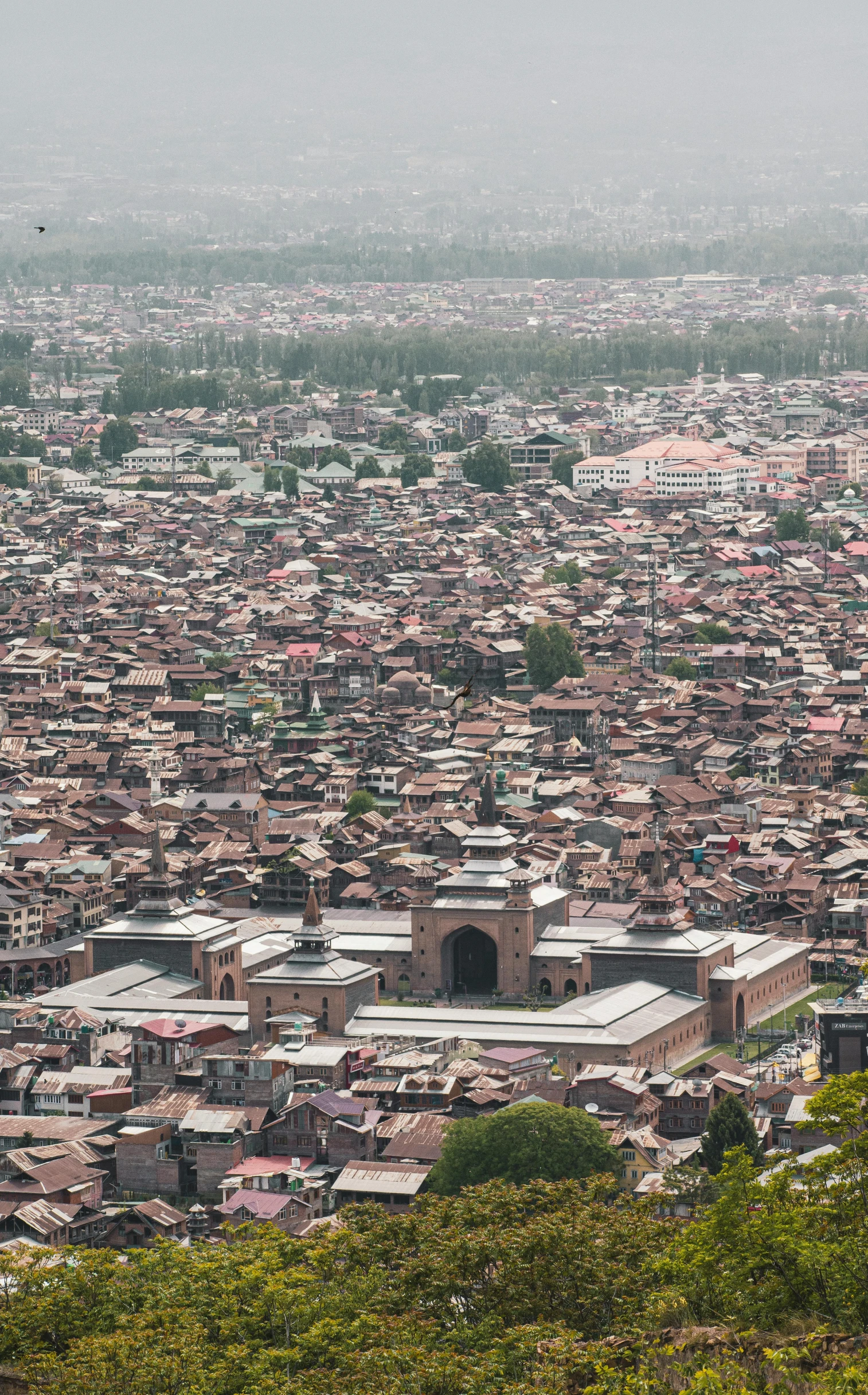 there are people standing in the distance in a large city